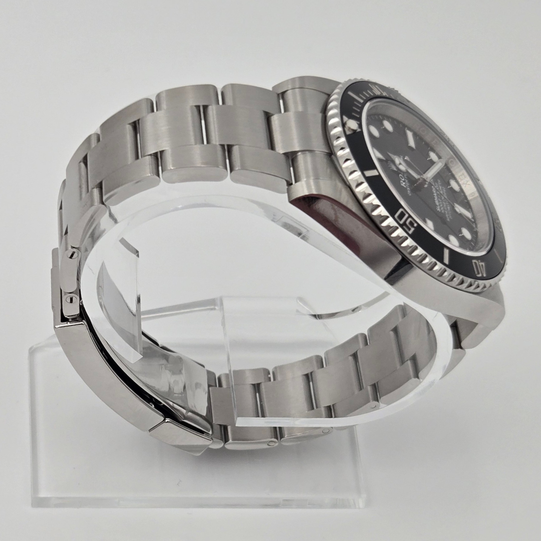 Rolex Submariner 124060  right view of oyster bracelet