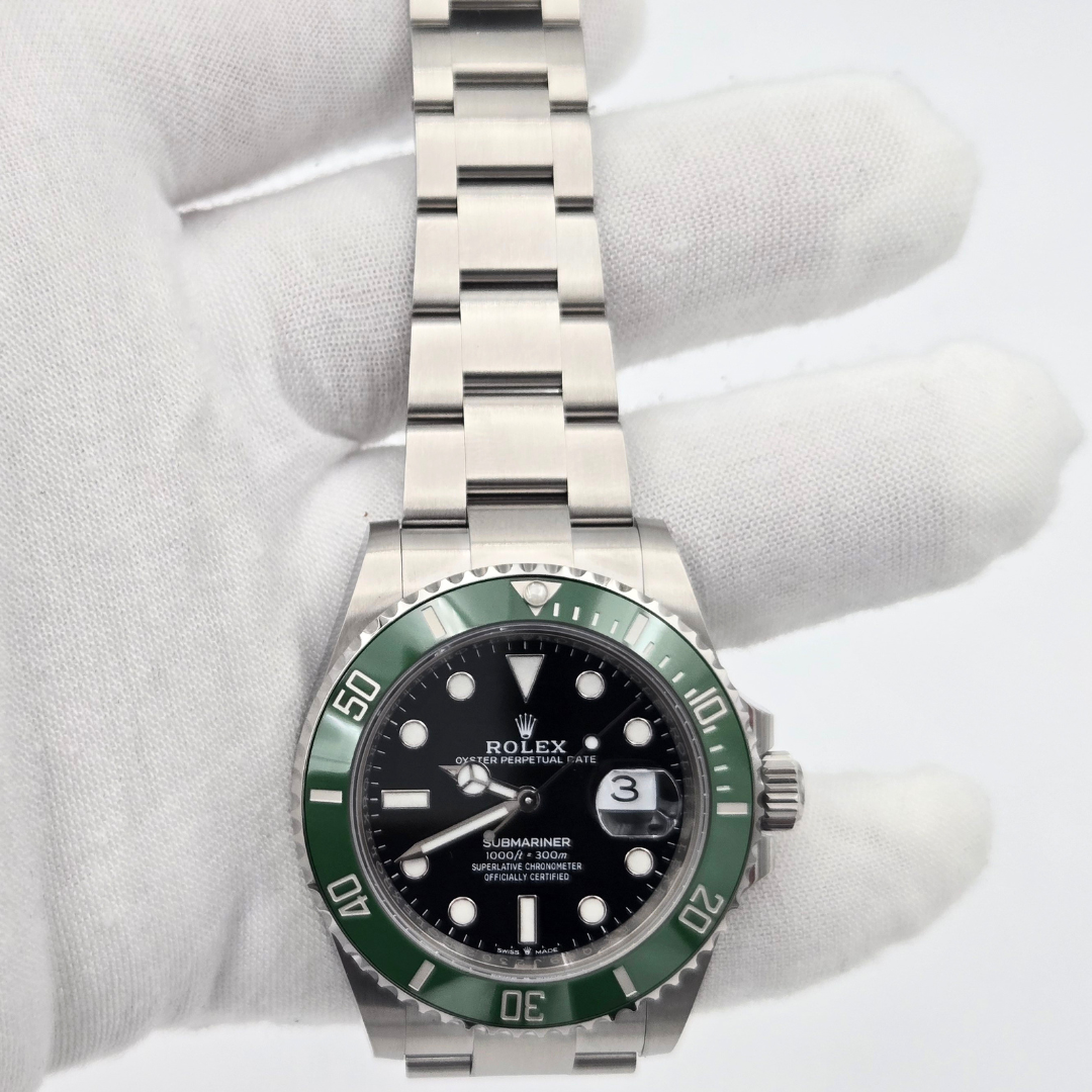 Details of oystersteel bracelet on Rolex Submariner Date 41 mm (Ref. 126610LV) - 2026 - Green Bezel “Starbucks”