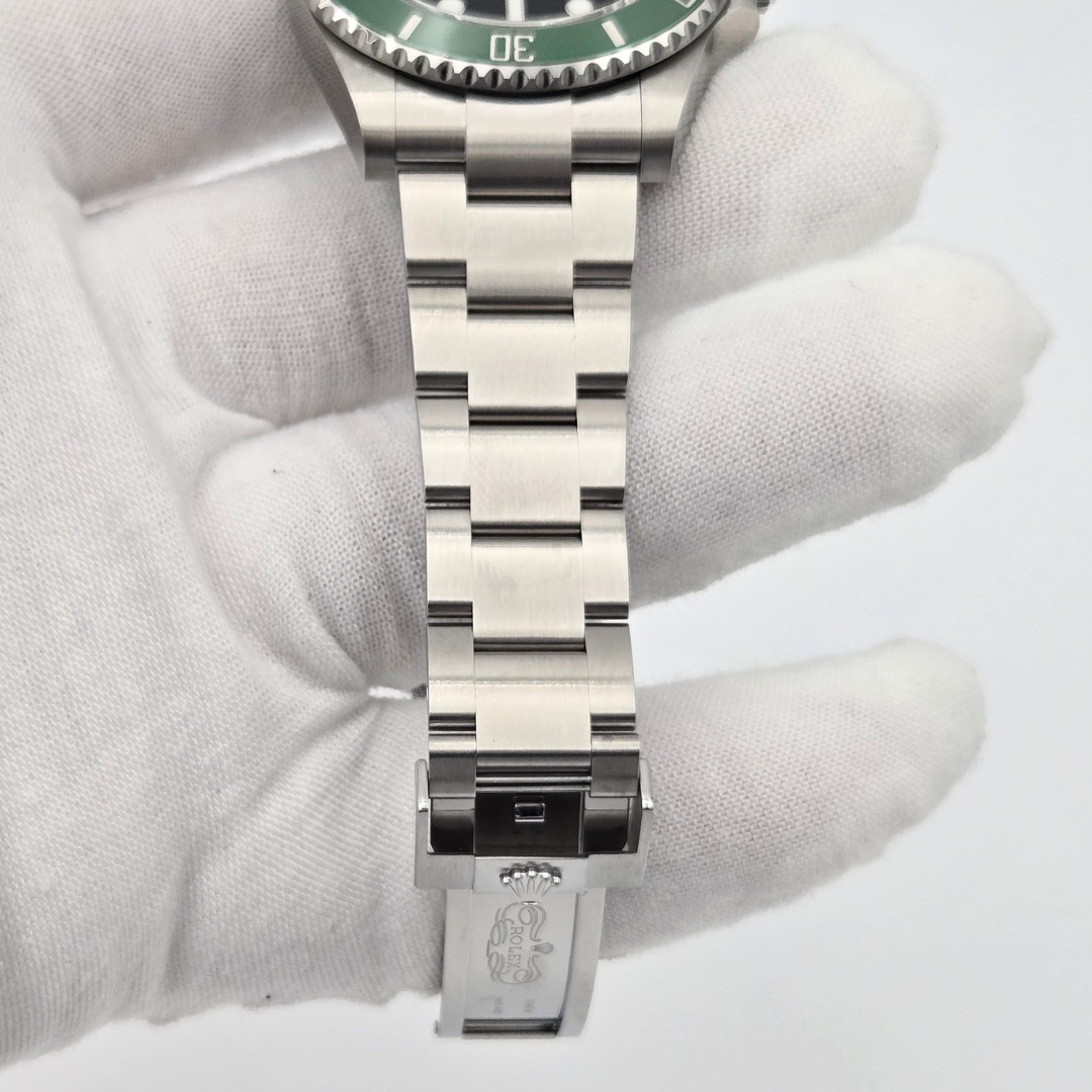 Details of clasp on Rolex Submariner Date 41 mm (Ref. 126610LV) - 2026 - Green Bezel “Starbucks”