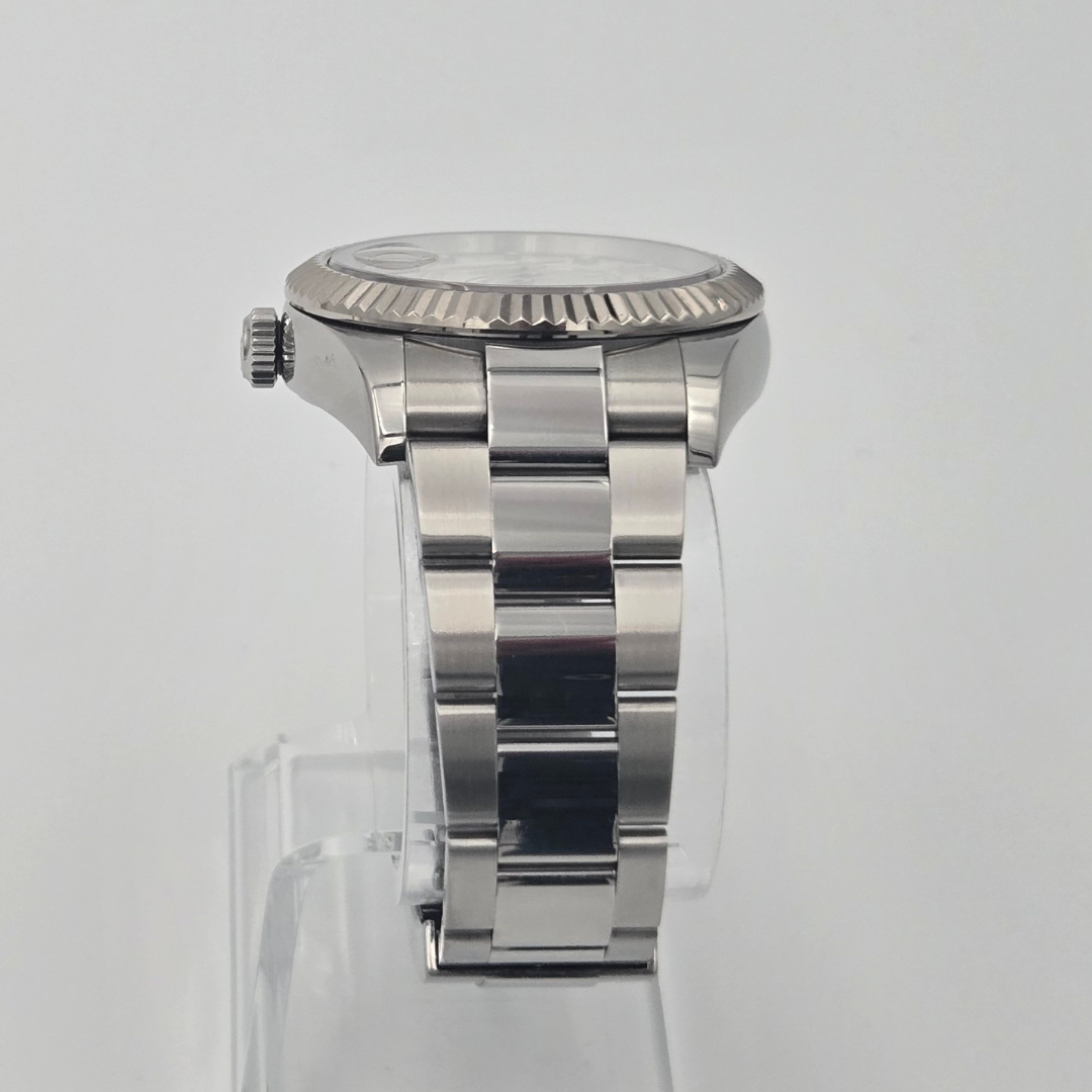 Rolex Sky-Dweller 326934 White Gold Oyster side detail