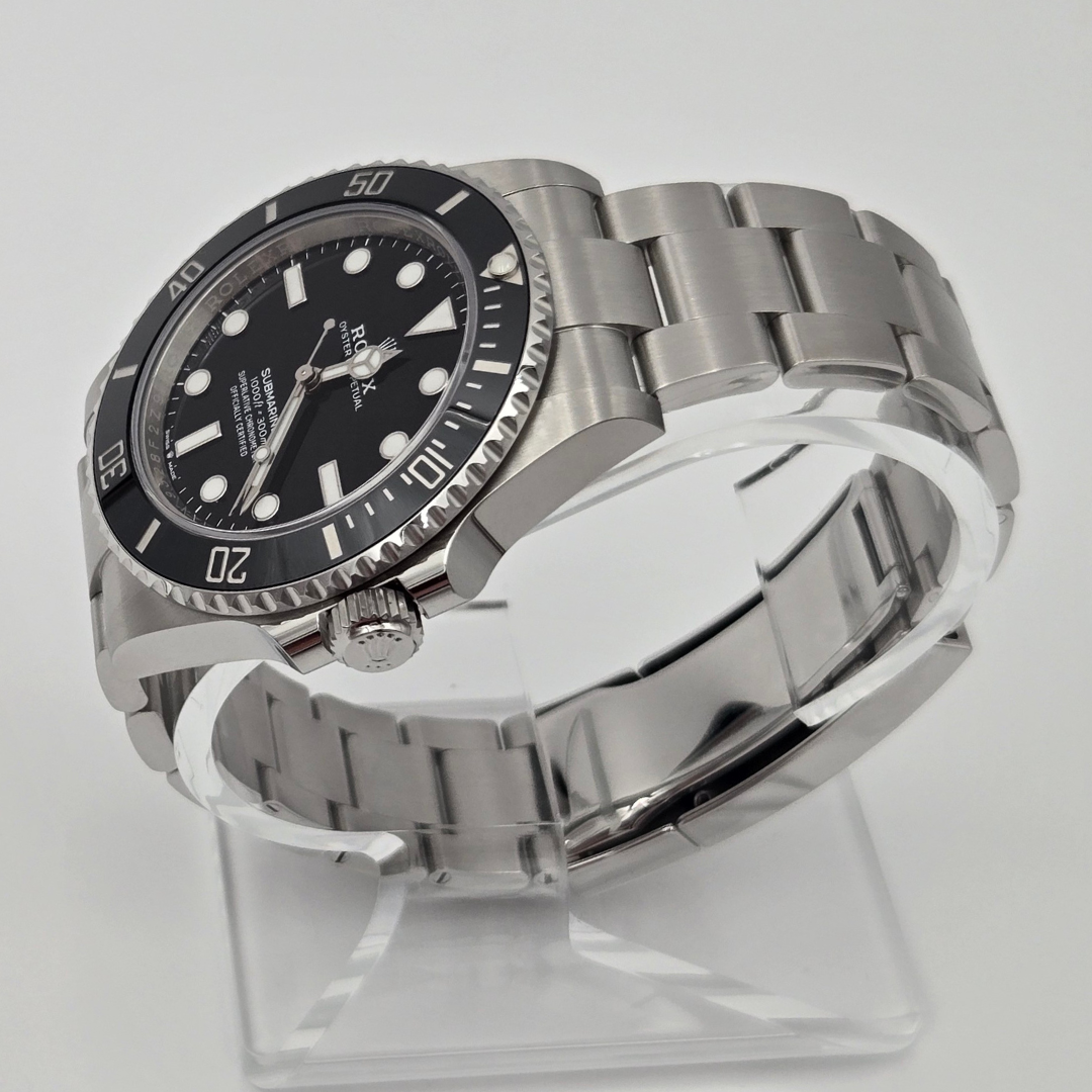 Rolex Submariner 124060 left details of black bezel and oyster bracelet