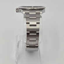 Rolex Submariner 124060 details of oyster steel bracelet